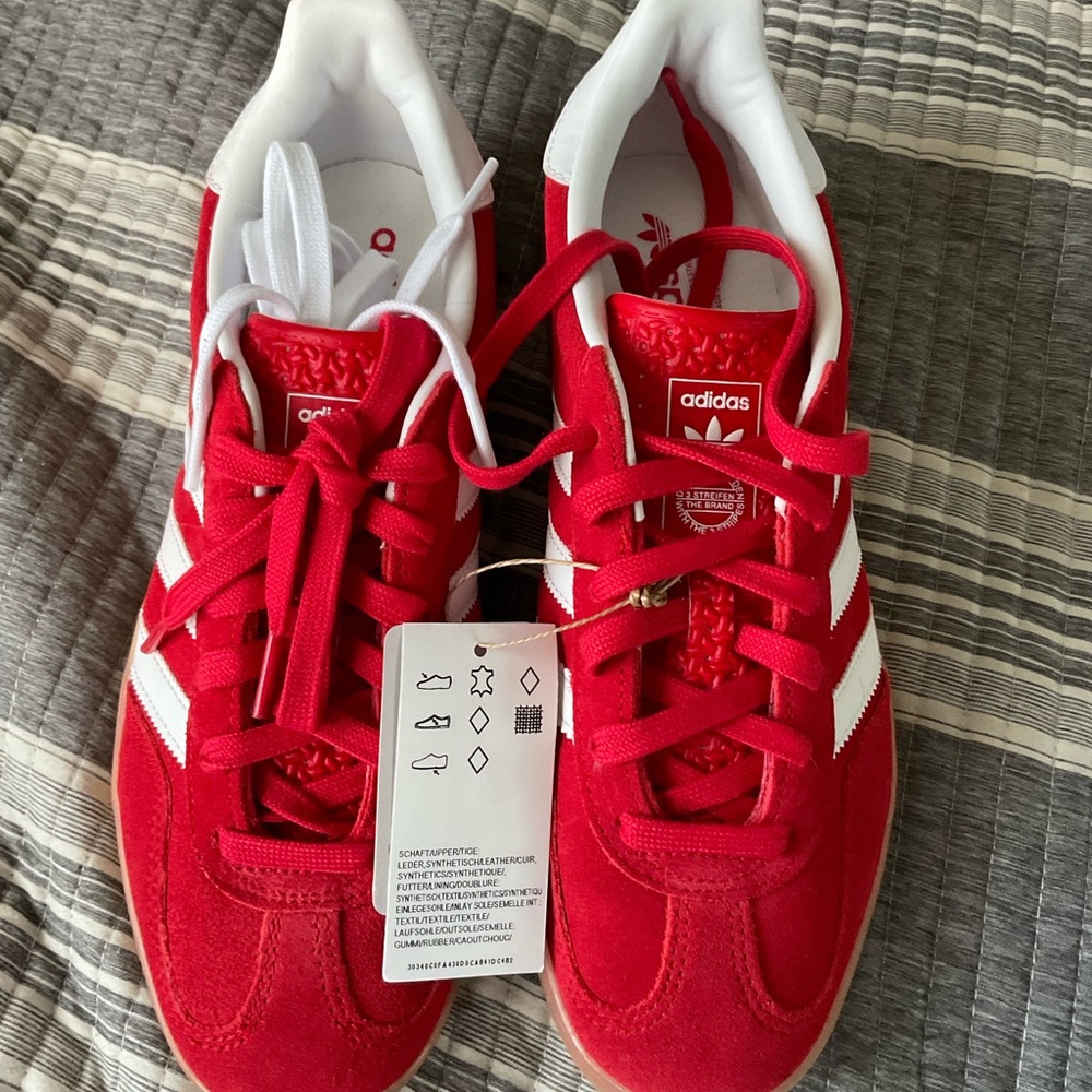 Adidas Scarlet Red Trainers with White Accents ,,Gazelle indoor